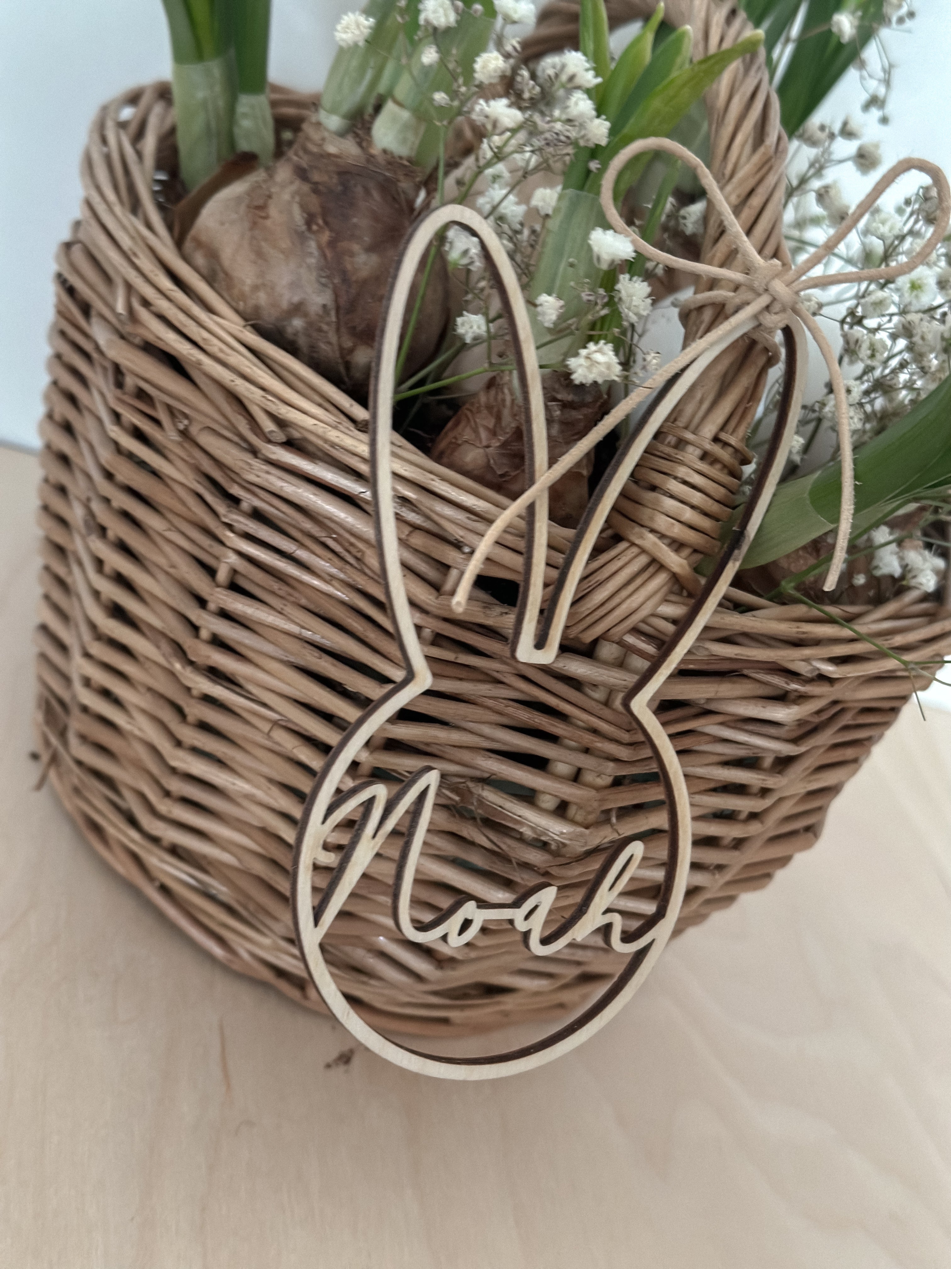 Osterkörbchen mit personalisierten Anhänger in Hasenohren-Form