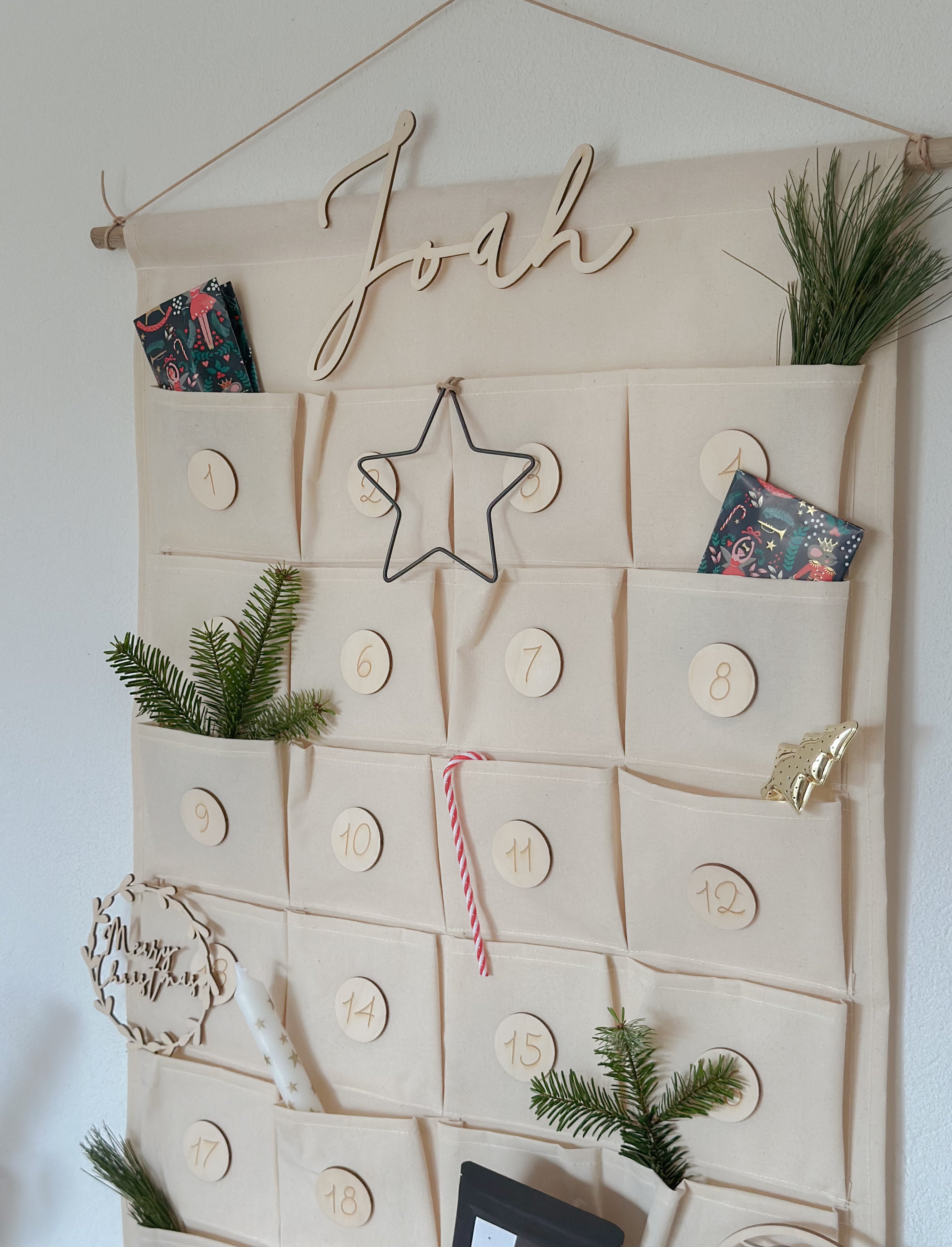 Personalisierter Adventskalender mit Holzanhängern + Schriftzug aus Holz und 24 Taschen zum Aufhängen