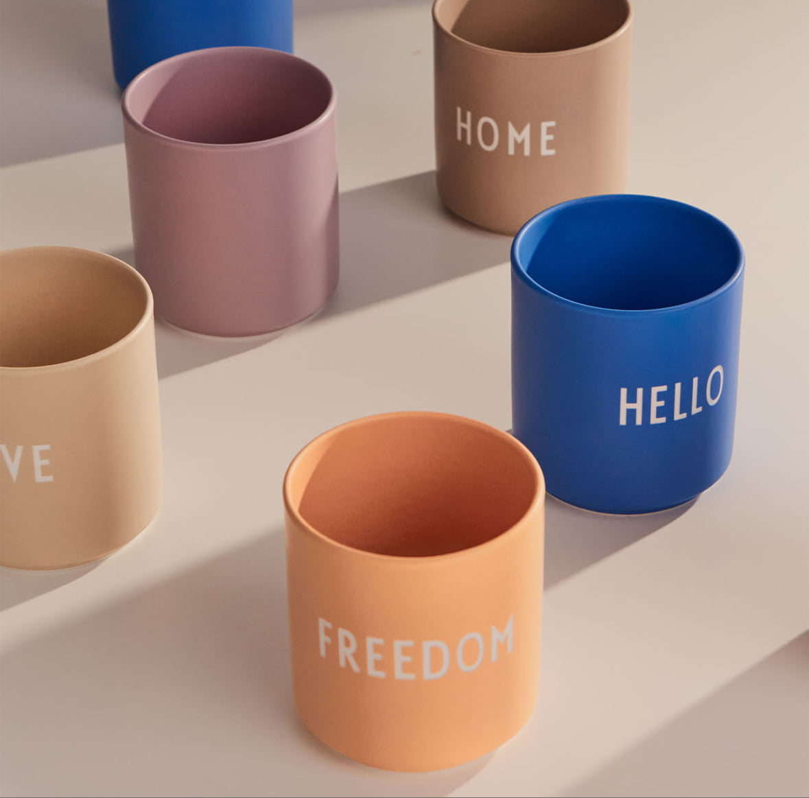 Becher Hello Royalblau Design Letters