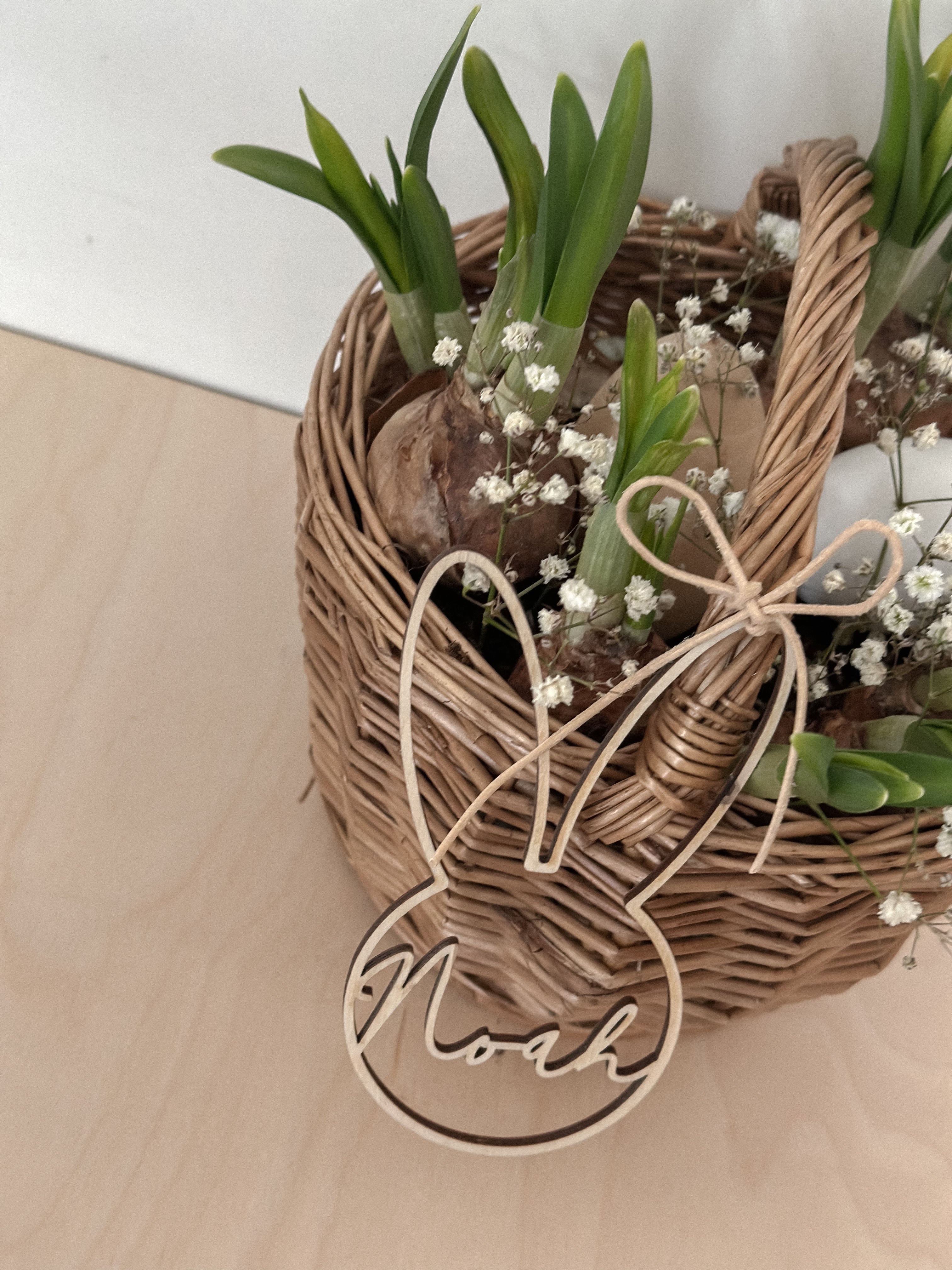 Osterkörbchen mit personalisierten Anhänger in Hasenohren-Form