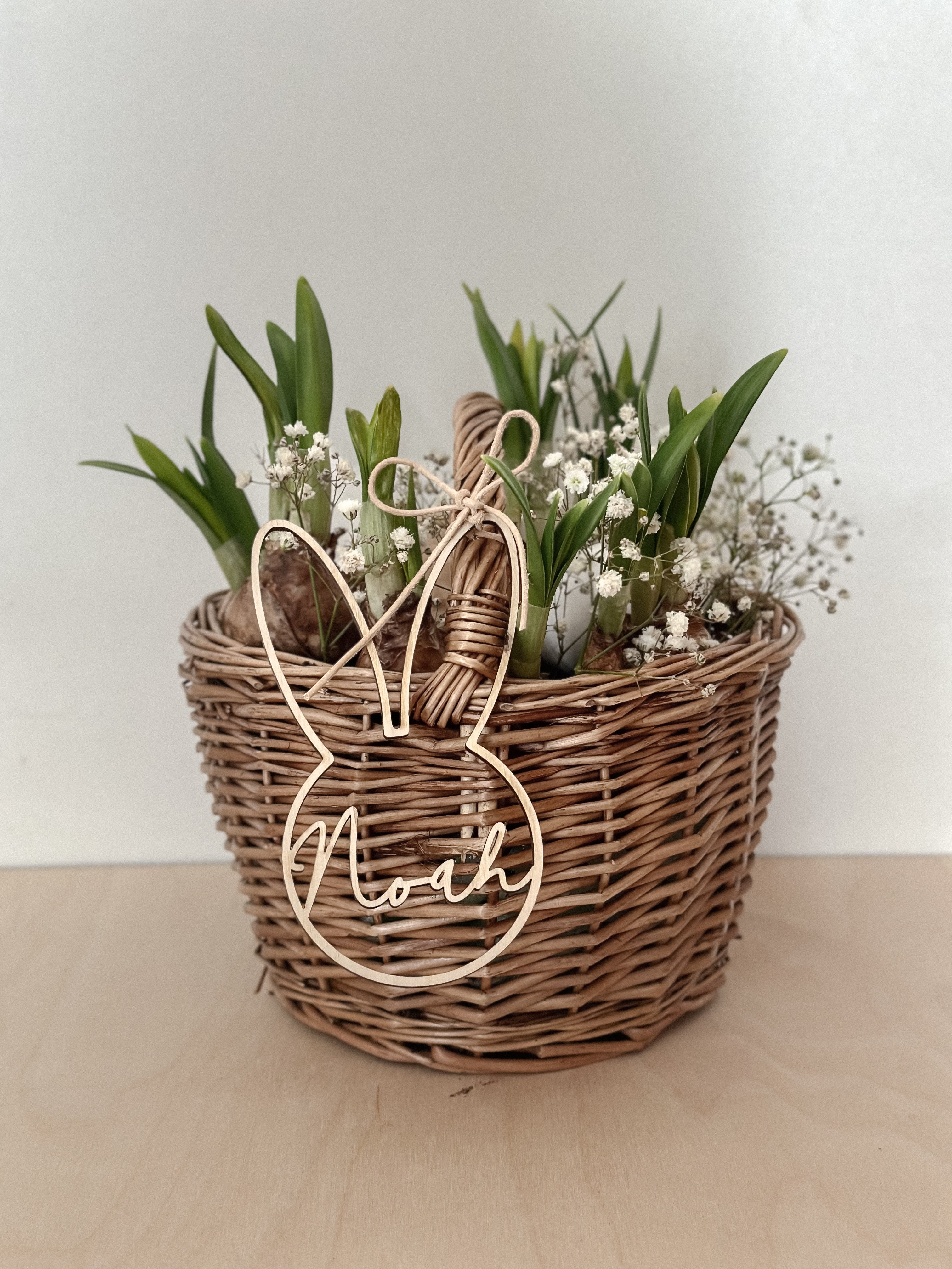 Osterkörbchen mit personalisierten Anhänger in Hasenohren-Form