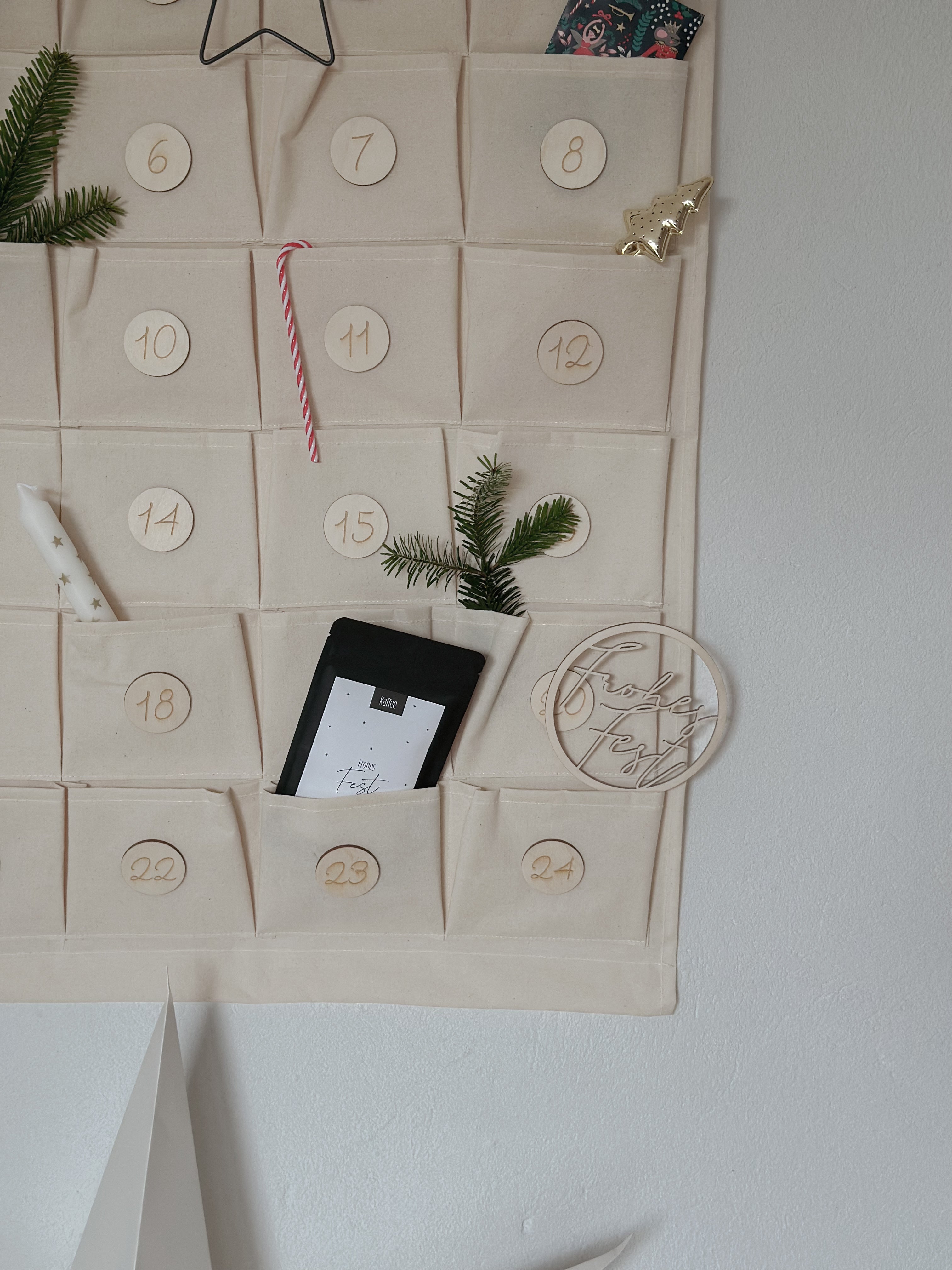 Personalisierter Adventskalender mit Holzanhängern + Schriftzug aus Holz und 24 Taschen zum Aufhängen