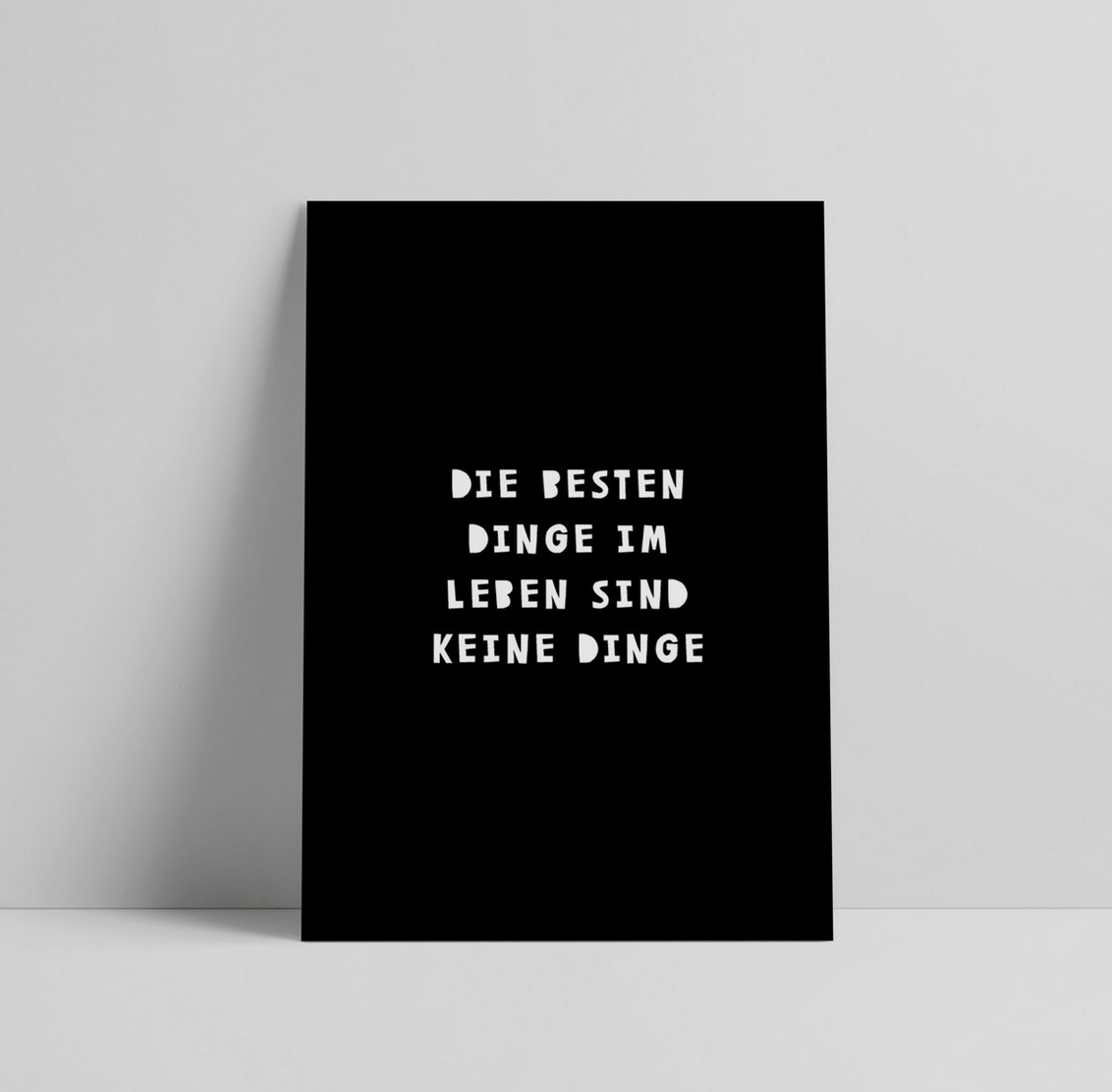 Die besten Dinge im Leben sind keine Dinge Postkarte Love is the new Black