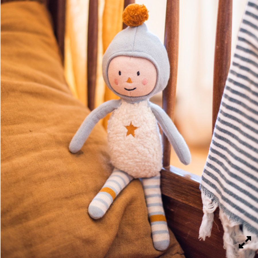 Puppe “Eddy” aus Bio-Strickmaterial, puderblau/ocker/natur