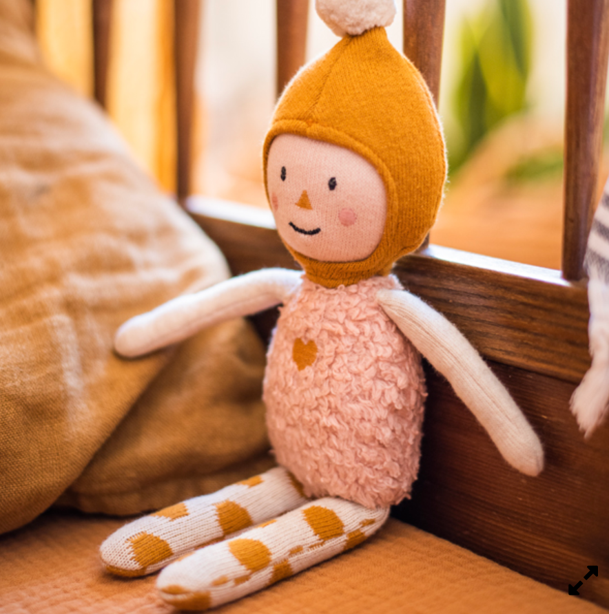 Puppe “Elly” aus Bio-Strickmaterial, rosa/ocker/natur