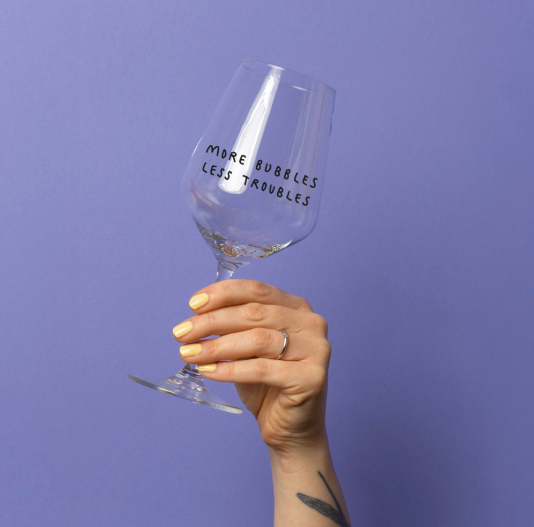 "More bubbles less troubles" Weinglas by Johanna Schwarzer × selekkt (Kopie)