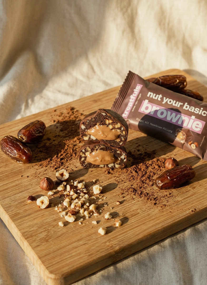 dunkler Schoko brownie Riegel mit Füllung bio + vegan treatfuls