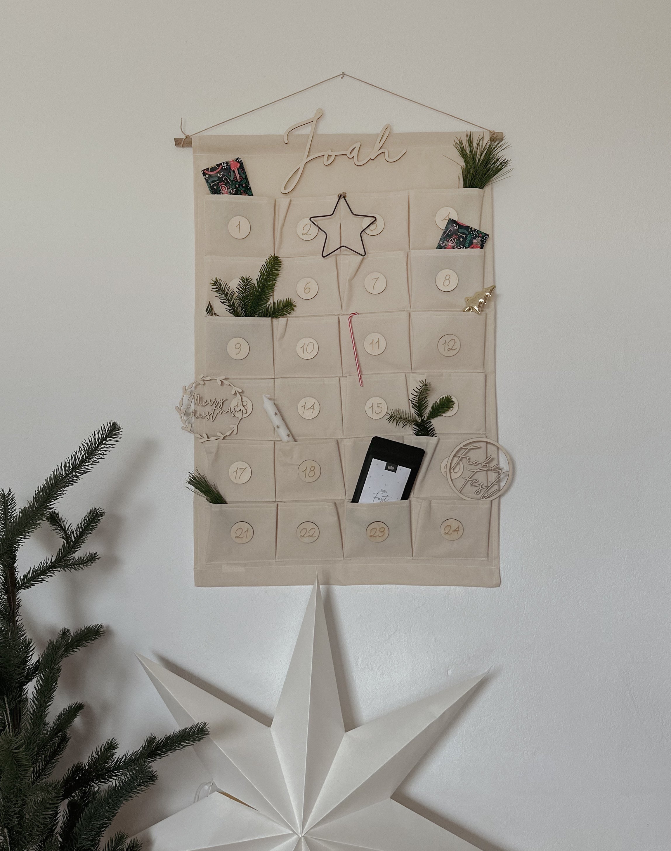 Personalisierter Adventskalender mit Holzanhängern + Schriftzug aus Holz und 24 Taschen zum Aufhängen
