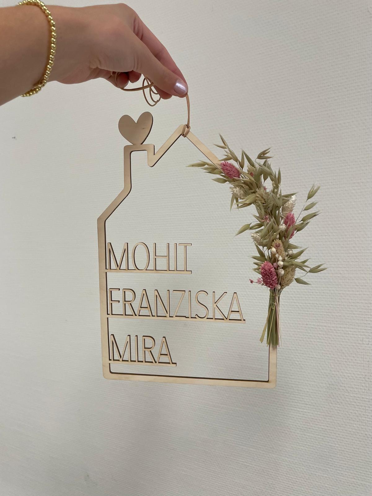 Haus mit Namen + Trockenblumen I Geschenk Hochzeit I Personalisiertes Holzhaus I Familie Geschenk I Einweihung Einzug