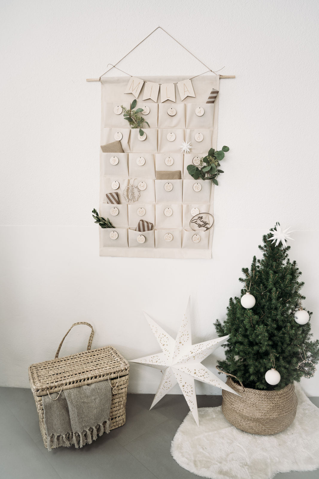 Personalisierter Adventskalender mit Holzanhängern und 24 Taschen zum Aufhängen
