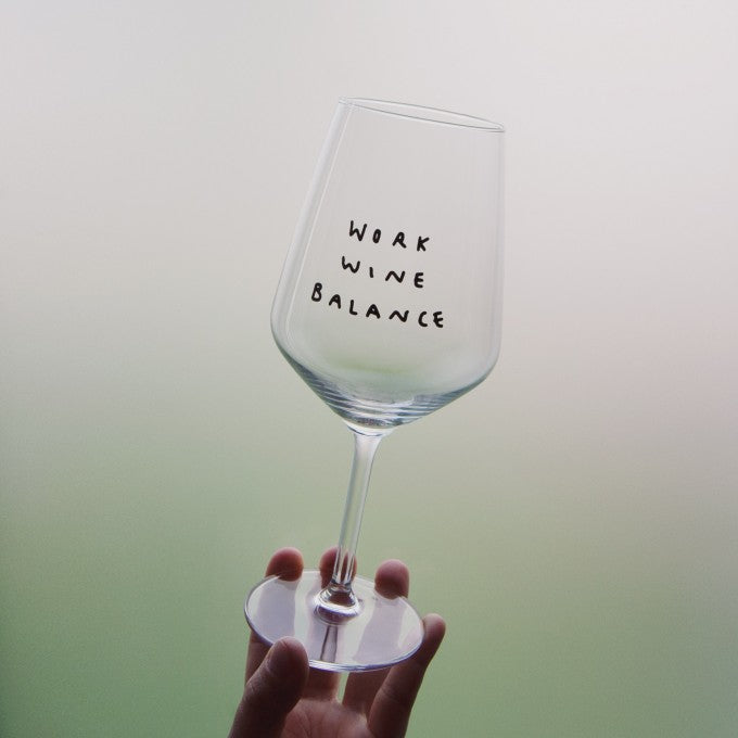 "Work Wine Balance" Weinglas by Johanna Schwarzer × selekkt