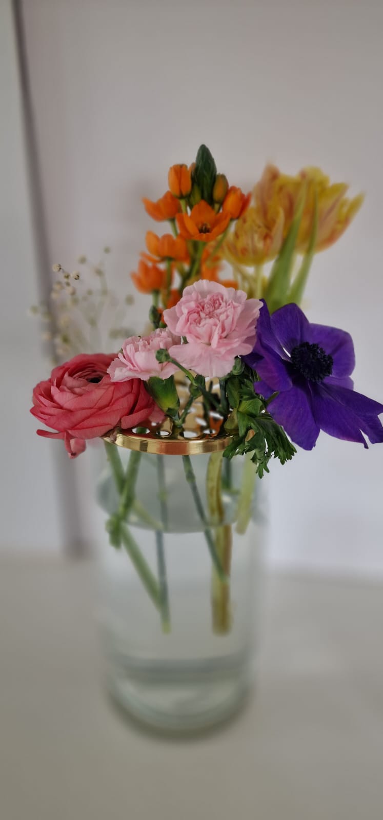 Blumenvase mit goldenem Metalldeckel