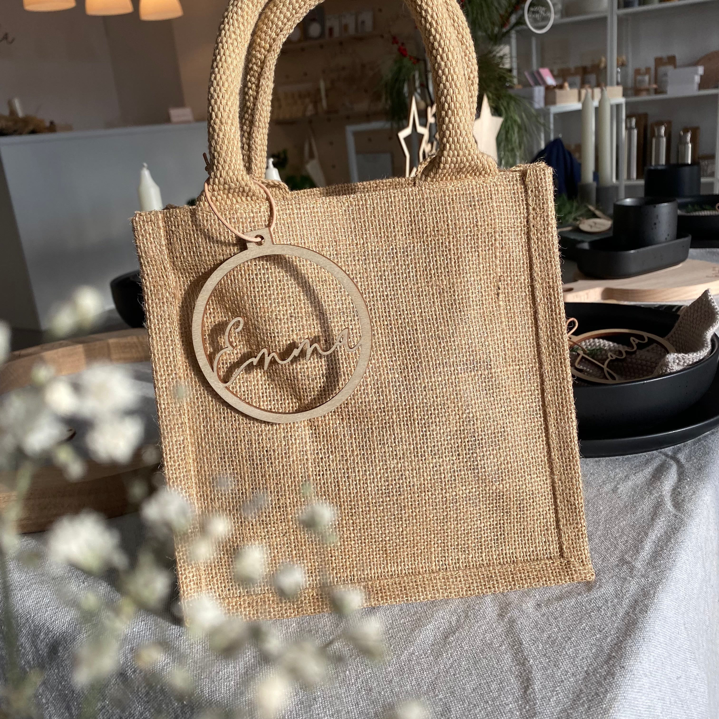 Jutetasche Klein - personalisierbar mit Holzanhänger