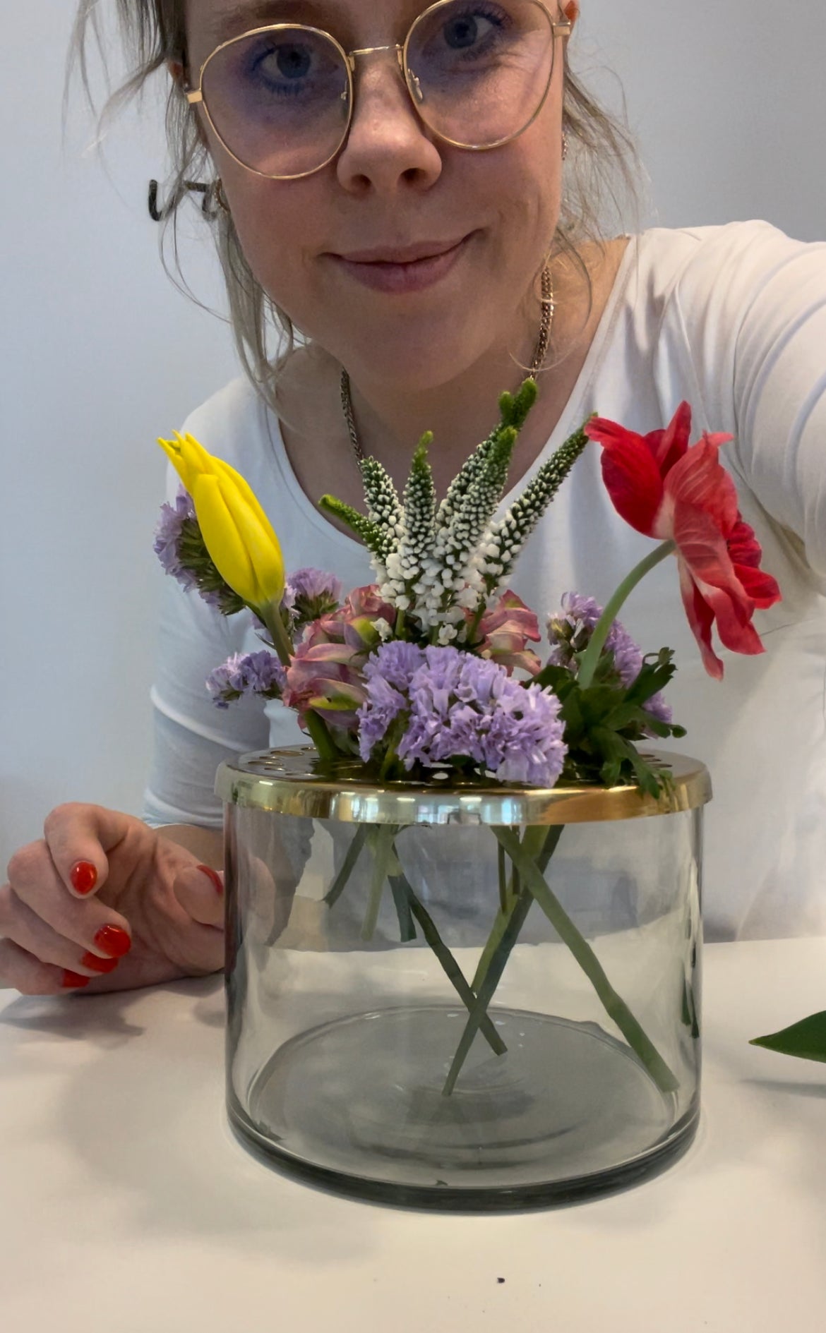 Blumenvase mit goldenem Metalldeckel