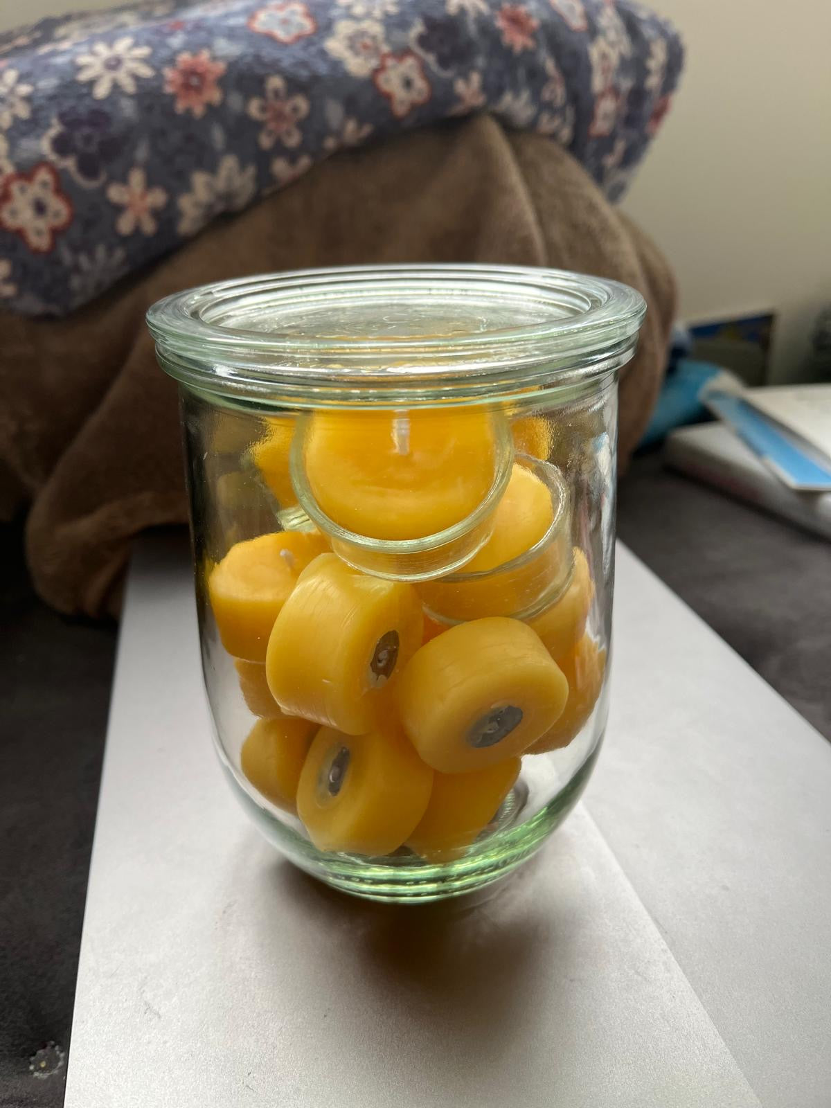 Teelichglas mit 18 Lichtern aus Bienenwachs