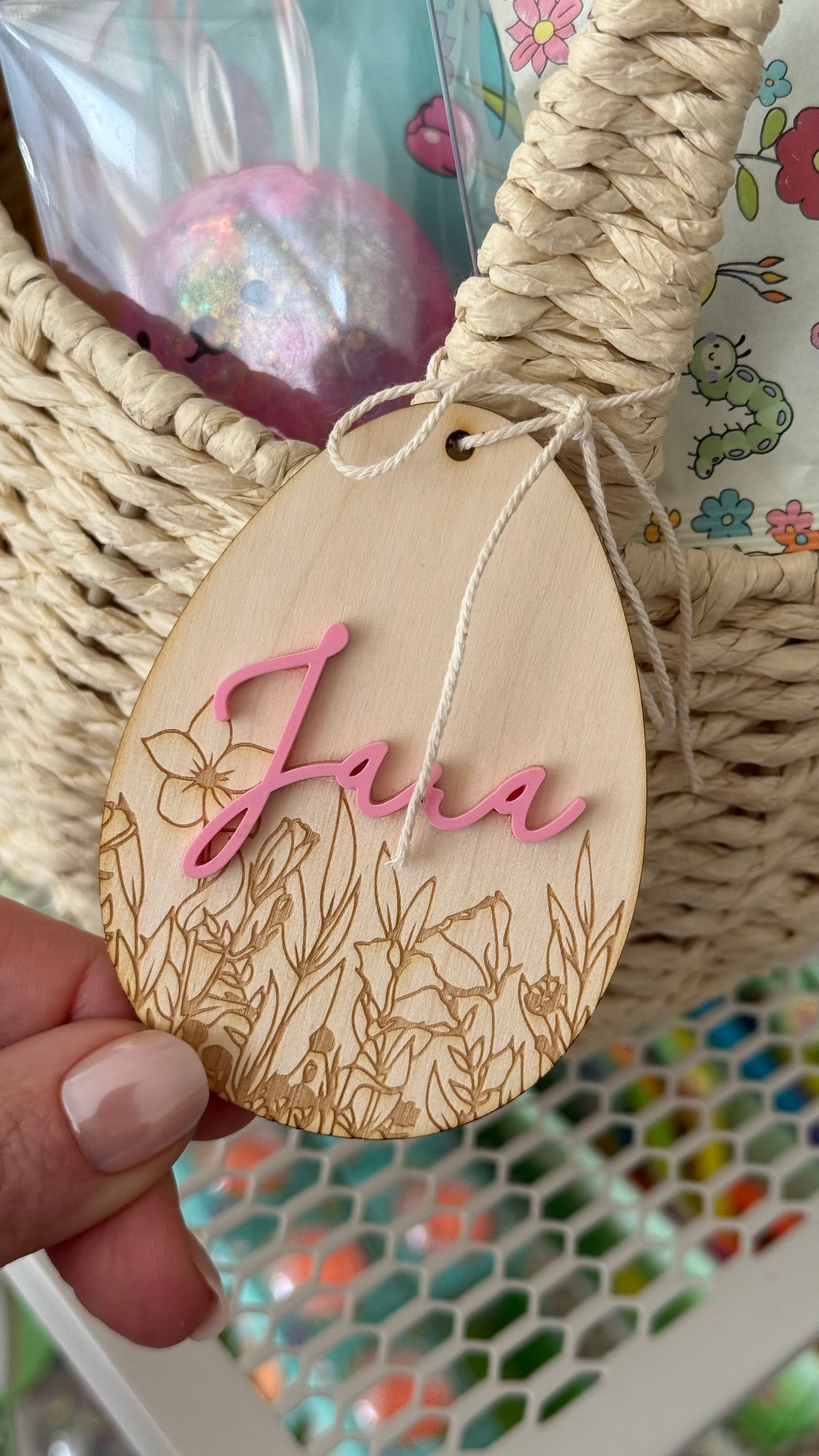 Personalisierter Anhänger in Ei-Form mit Acryl-Schriftzug