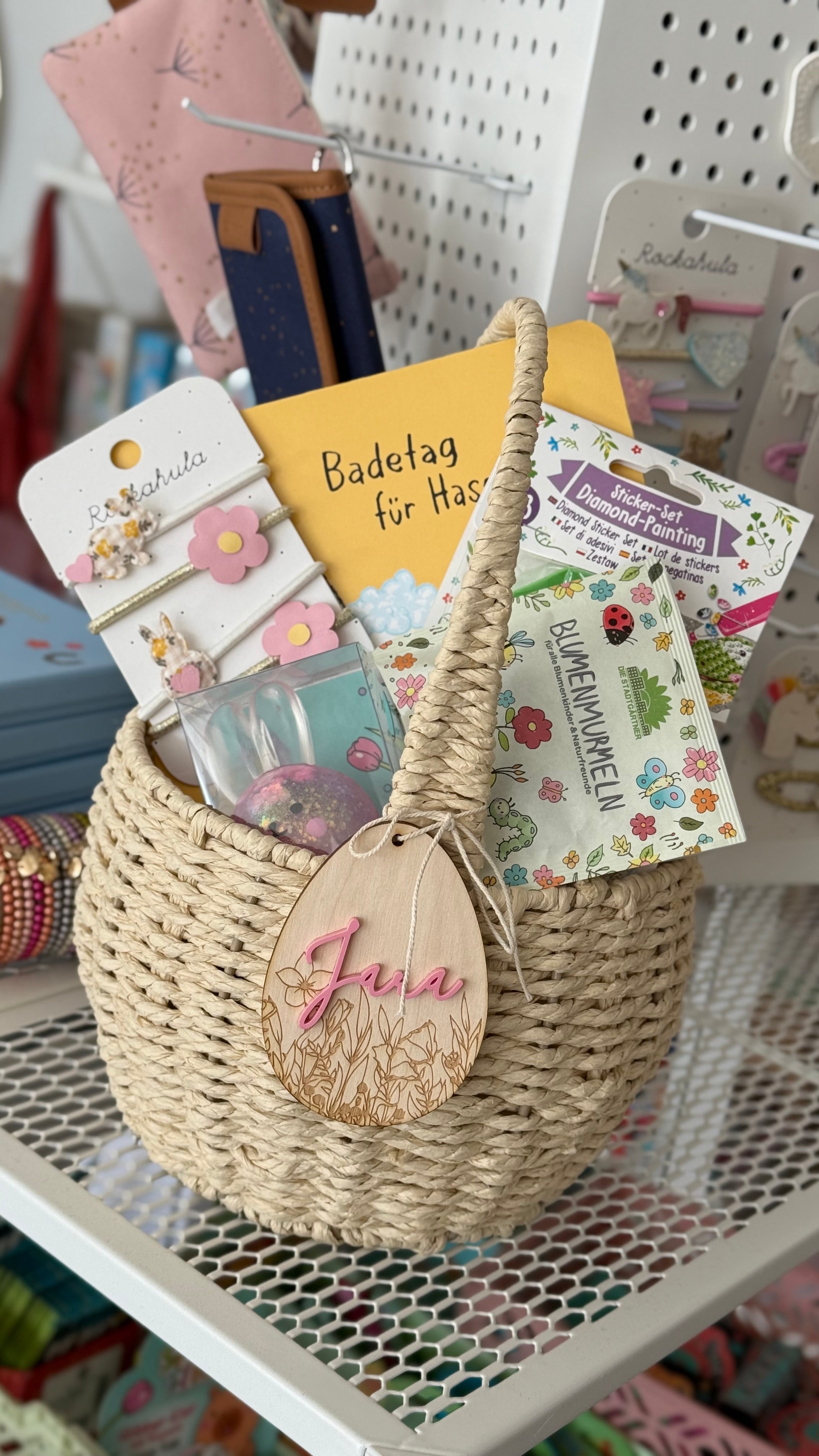 Personalisierter Anhänger in Ei-Form mit Acryl-Schriftzug