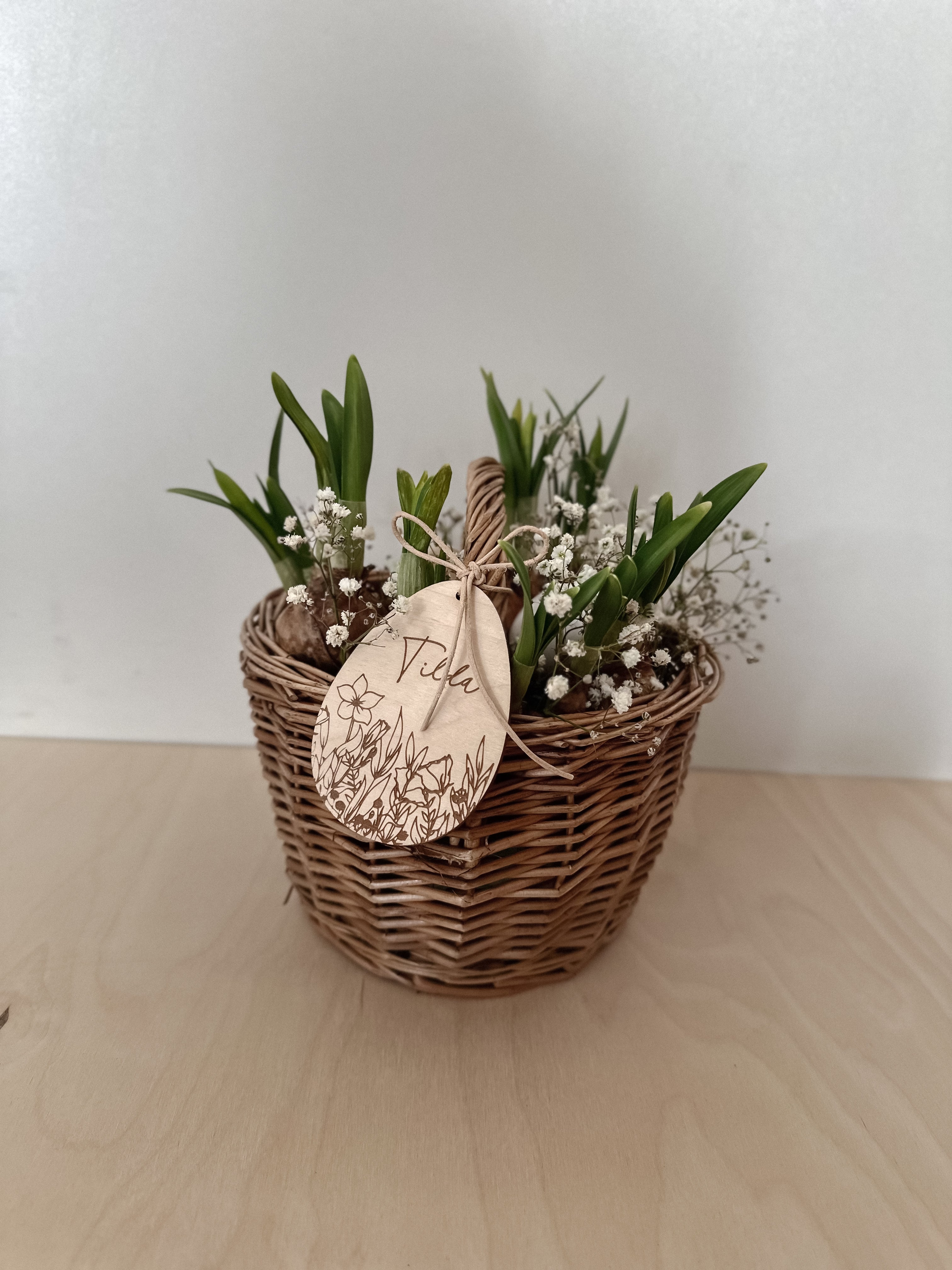 Osterkörbchen mit personalisierten Anhänger in Ei-Form