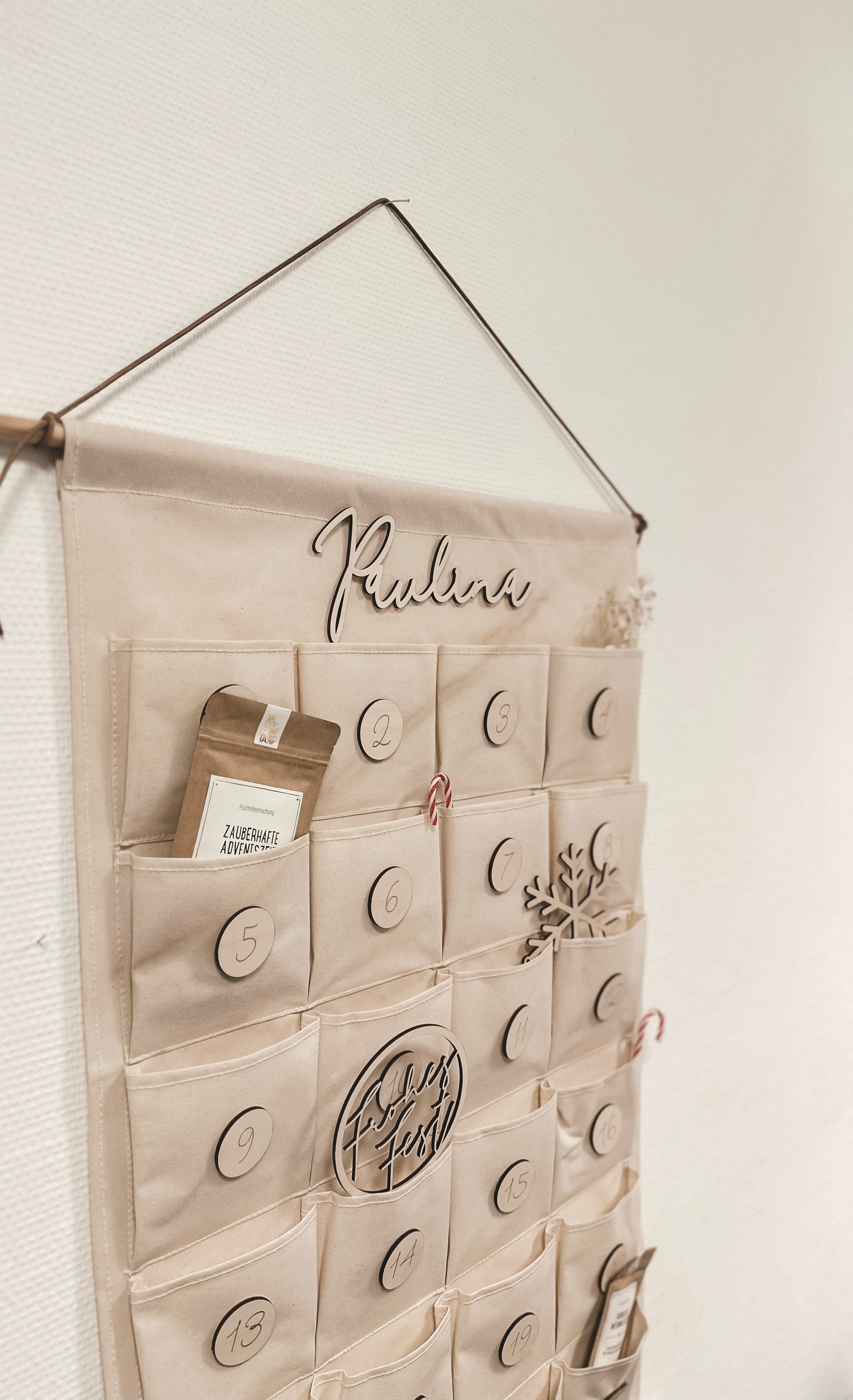 Personalisierter Adventskalender mit Holzanhängern + Schriftzug aus Holz und 24 Taschen zum Aufhängen