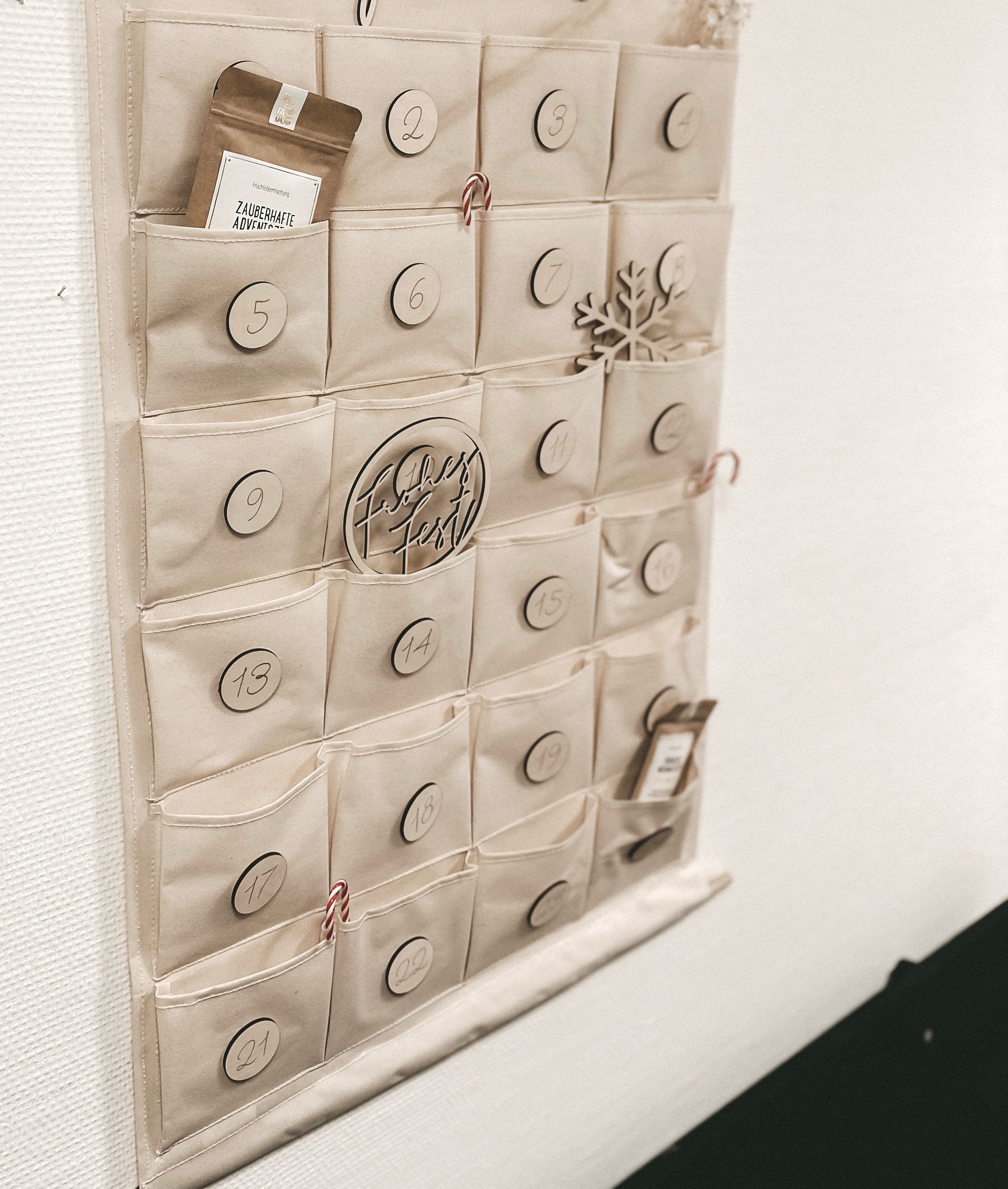 Personalisierter Adventskalender mit Holzanhängern + Schriftzug aus Holz und 24 Taschen zum Aufhängen