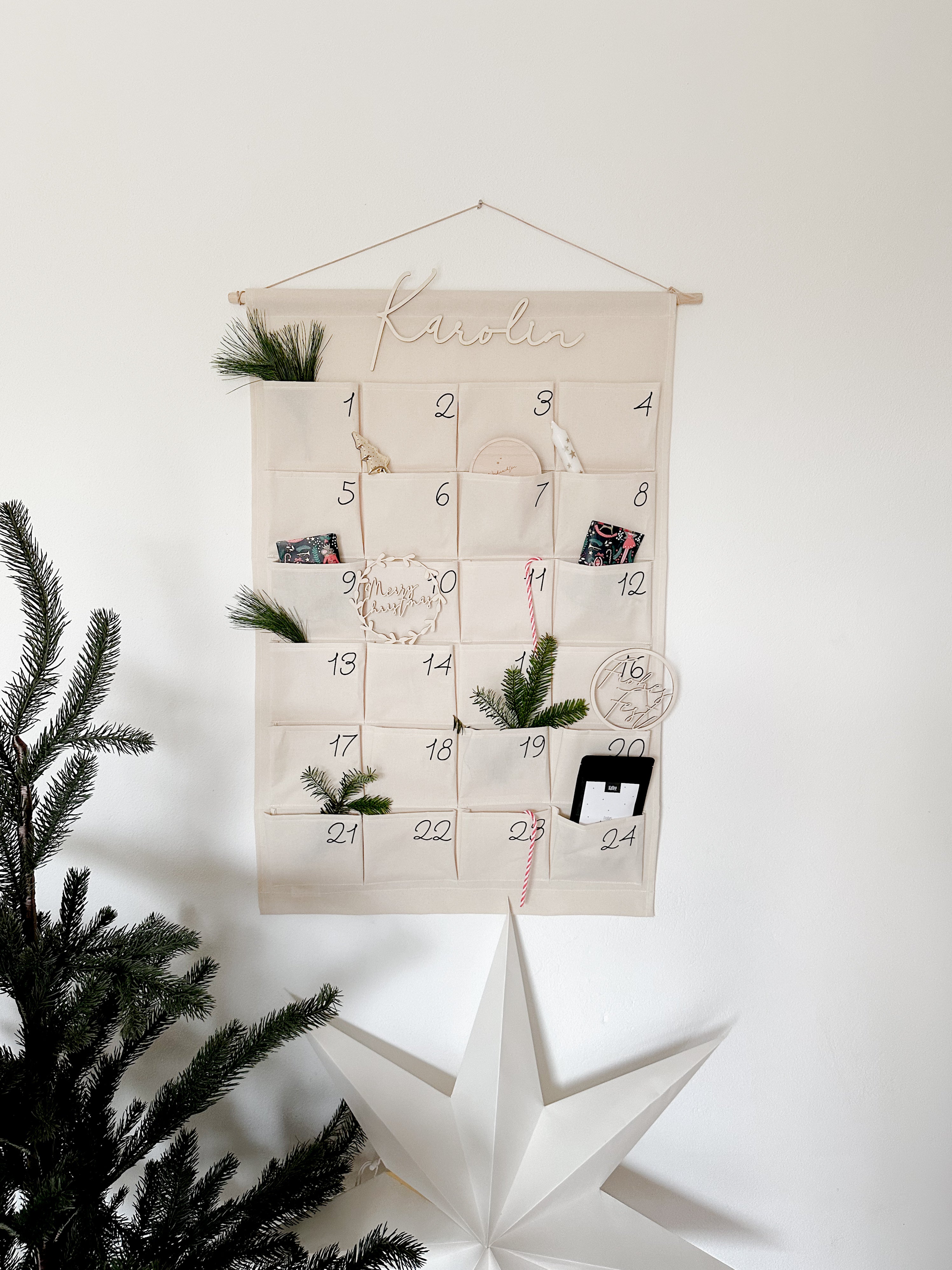 Personalisierter Adventskalender mit Zahlen bedruckt + Schriftzug aus Holz und 24 Taschen zum Aufhängen