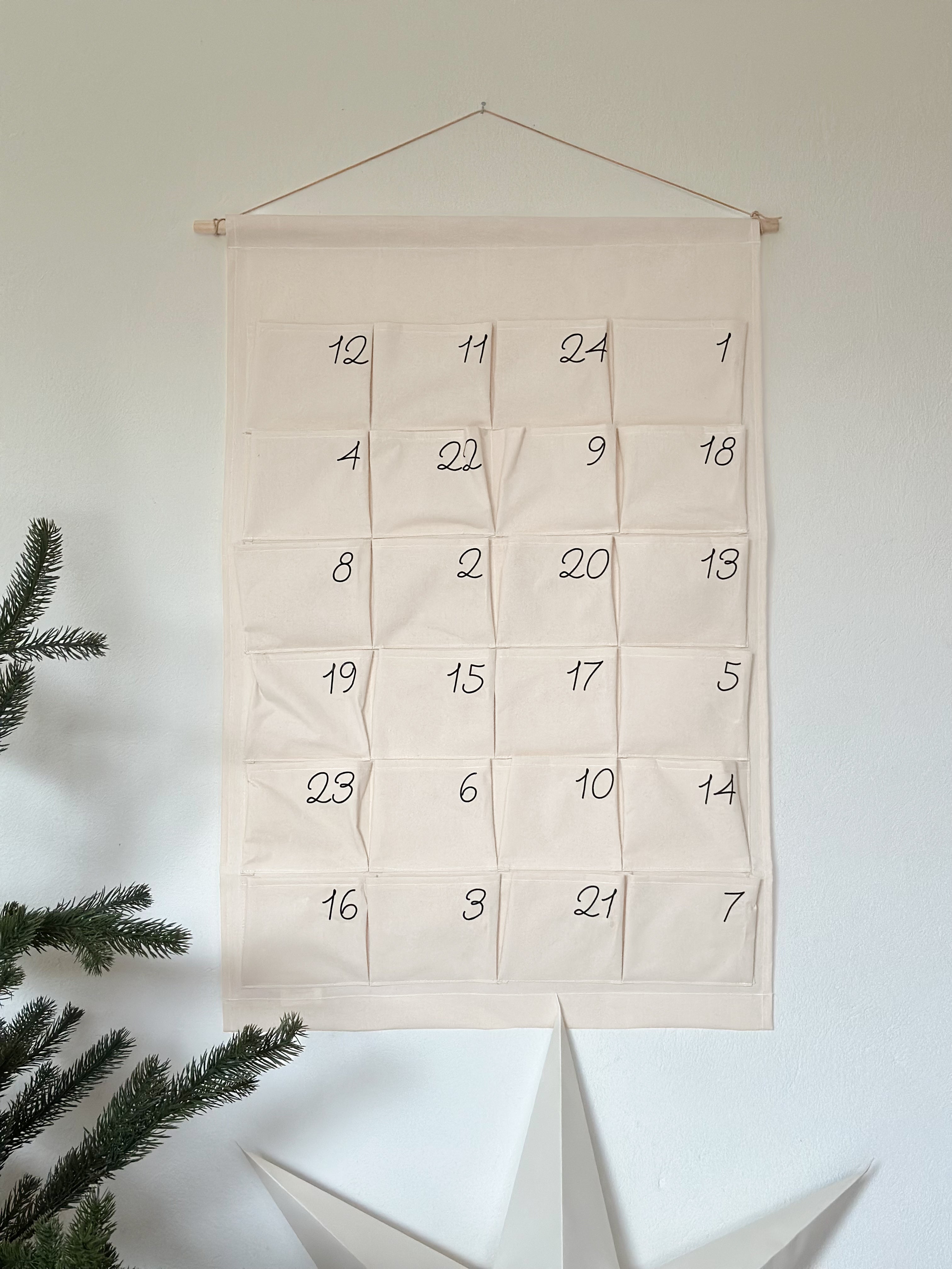 Personalisierter Adventskalender mit Zahlen bedruckt + Schriftzug aus Holz und 24 Taschen zum Aufhängen