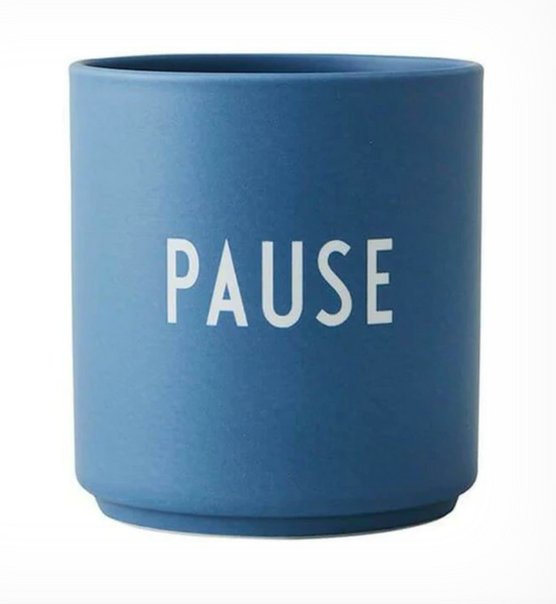 Becher PAUSE blau Design Letters