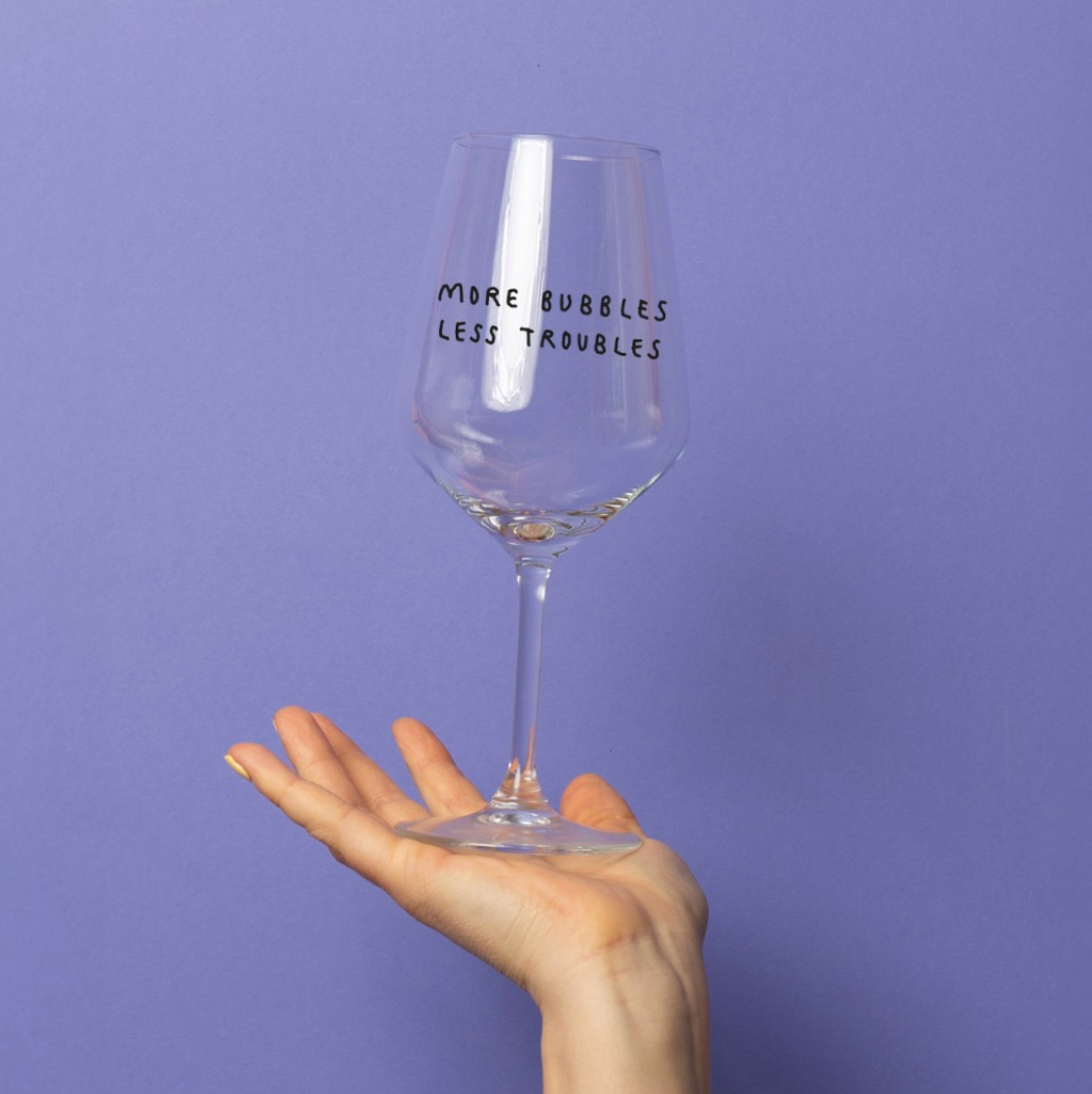 "More bubbles less troubles" Weinglas by Johanna Schwarzer × selekkt (Kopie)