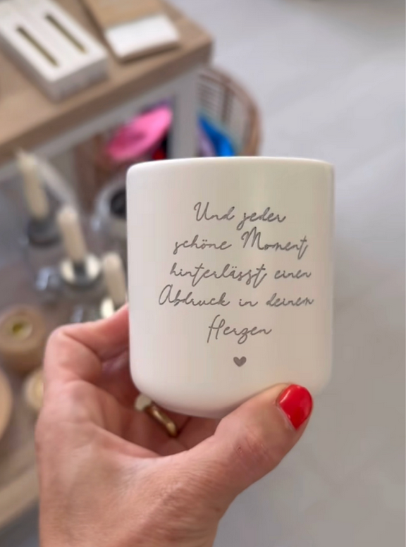 Und jeder schöne Moment hinterlässt einen Abdruck in deinem Herzen / Becher graviert Keramiktasse
