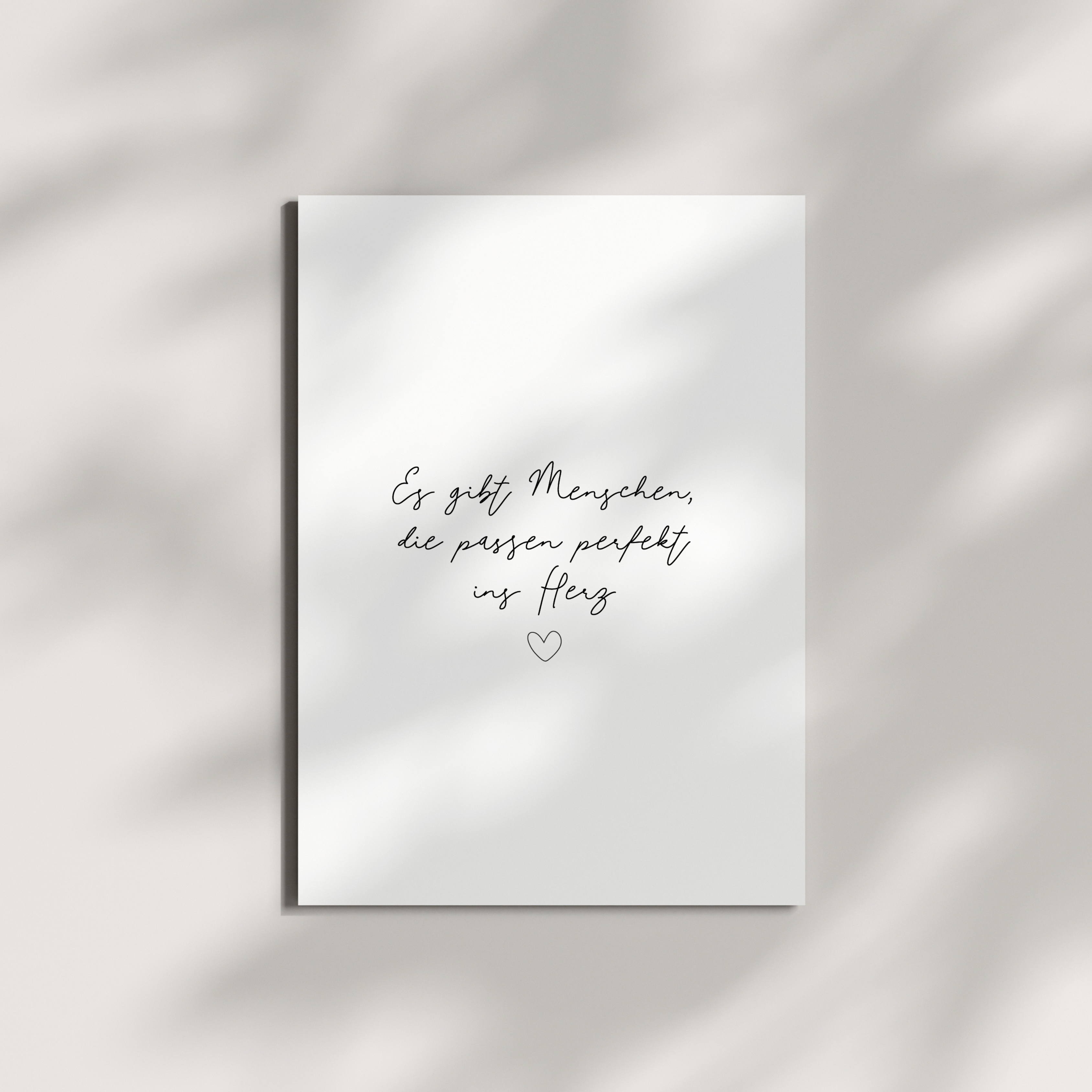 Es gibt Menschen die passen einfach perfekt ins Herz Postkarte vonjula