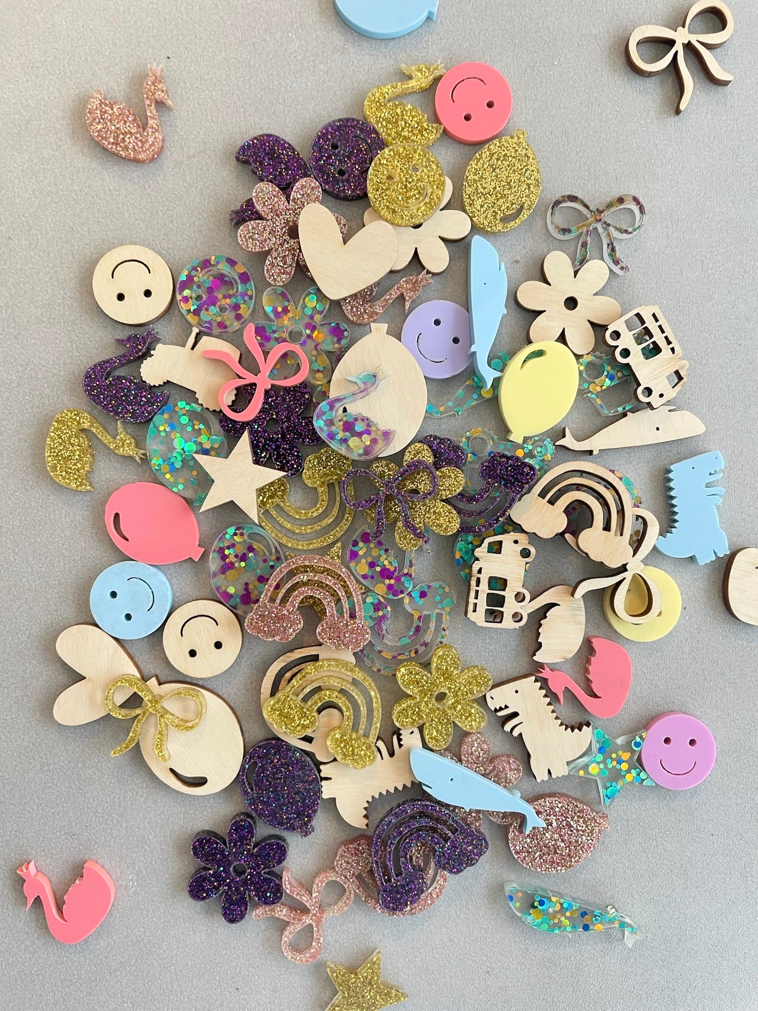 Konfetti Tischdeko Geburtstag Acryl Holz I wiederverwendbar und nachhaltig I Deko Idee Glitzer verschiedene Motive Bunt Streudeko Mottoparty