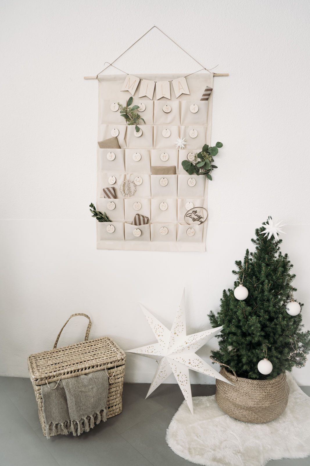 Personalisierter Adventskalender mit Holzanhängern + Wimpelkette und 24 Taschen zum Aufhängen