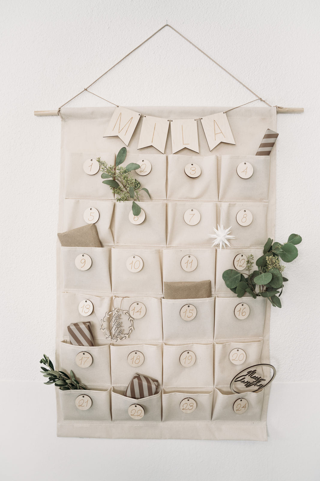 Personalisierter Adventskalender mit Holzanhängern + Wimpelkette und 24 Taschen zum Aufhängen