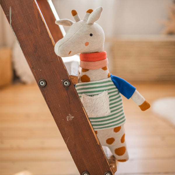Kuscheltier Giraffe “Maila” mit Ringelshirt
