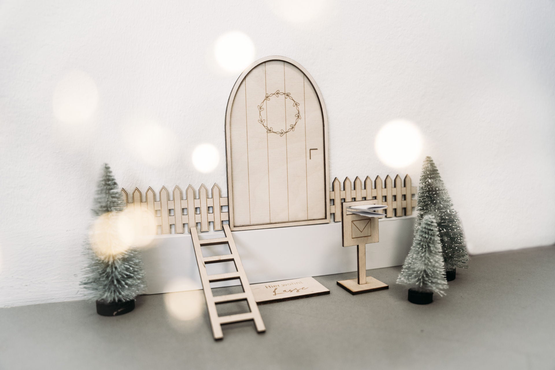 Personalisierbare Wichteltür #1 I Weihnachten Personalisiert mit Zubehör Holz mit eingraviertem Namen Adventszeit Weihnachten Geschenke Kinder